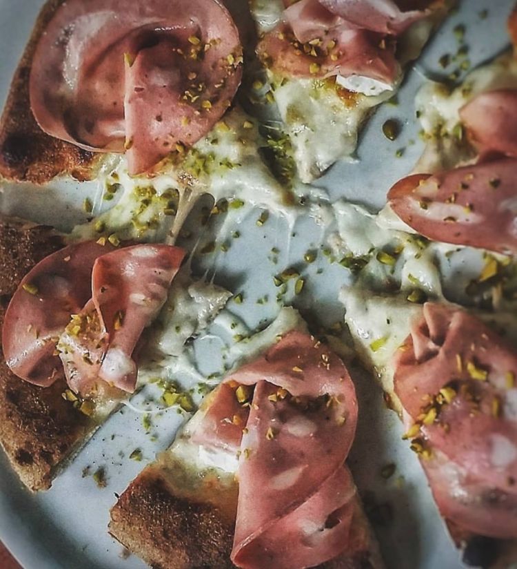 Una pizza contemporanea con mortadella Bonfatti (Presidio Slow Food), fior di latte, pistacchio di Bronte e caprino
