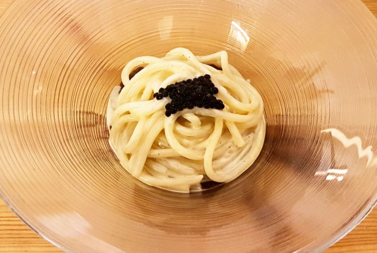 Spaghettone con panna acida, caviale e lenticchie nera di Ustica