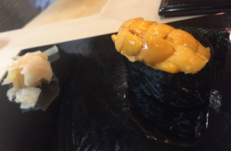 Ricci di mare (uni). Cremosissimo, dolce, scioglievole. Abbiamo chiesto il bis. Il costo del menu è di 30.000 yen più tasse (circa 250 euro). In accompagnamento si beve tè o acqua
