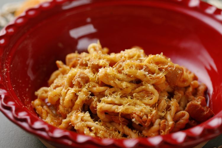 Lorighitas fatte a mano, ragù di pollo ruspante, uovo di gallina marinato ed estratto di ginepro
