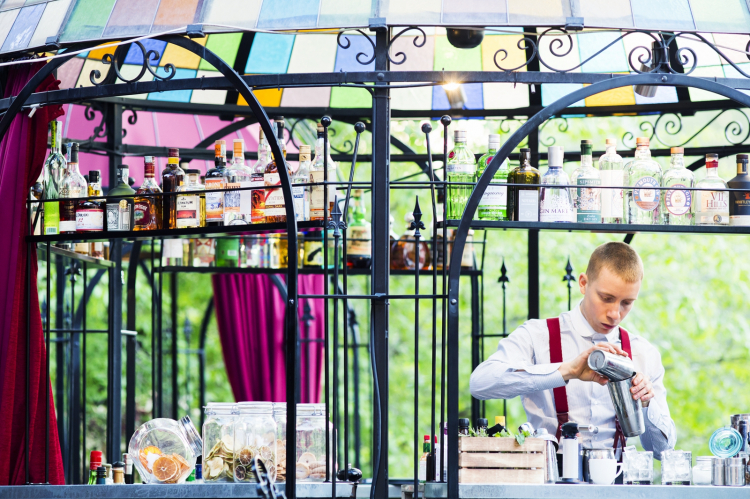 Il bartender Matteo Nicolì
