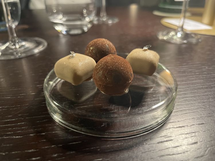 Piccola pasticceria finale: Sfera dorata profumata alla grappa Segnana e Caramellina fredda alla liquirizia
