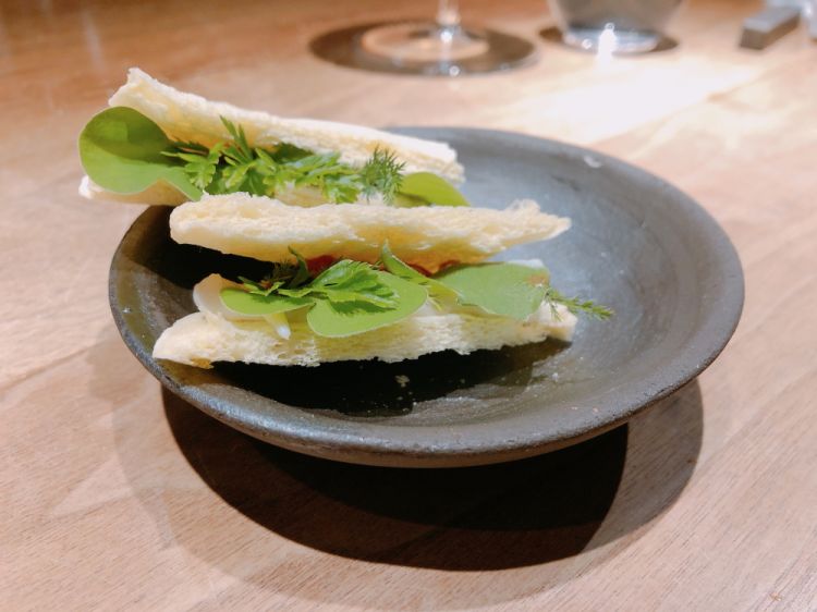 Predessert (in comune ai due menu): Sfoglia con farina di ceci, erborinato di capra e composta di mele cotogne