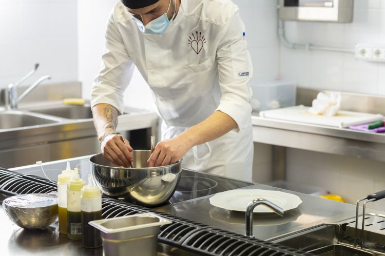 Lo sviluppo del menu di Farmacia Alimentare passa anche da Davide Mazza, chef tutor dell'Accademia di Niko Romito (nella foto, uno dei ragazzi del team di cucina)
