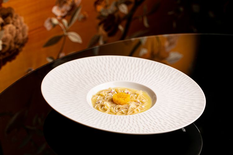 Pasta in bianco alle 5 radici: il personalissimo ricordo dello chef della pasta in bianco evolve in una contaminazione orientale. La pasta, di loro produzione, è mantecata con burro al caviale, accompagnata con un estratto di 5 radici (rapa bianca, daikon, lemongrass, rafano e zenzero), completata con polvere di miso e caviale di storione albino. Un altro grande piatto, insolitamente fresco, nonostante la mantecatura importante (merito delle radici). (foto Alberto Blasetti)