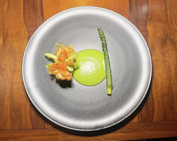 Sogliola croccante, salsa sriracha, asparagi e arancia