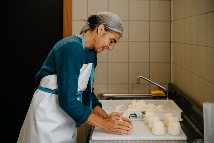 Una novità in azienda: la produzione casearia compiuta seguendo gli stessi principi della produzione del vino. Formaggi a latte crudo, da pascolo in vigna, a fermentazione naturale cioè senza colture starter industriali. «È un’esperienza meravigliosa fermentare qualcos’altro. È un processo più complicato di quello della vinificazione» ci ha detto Elisabetta (cortesia Azienda Agricola Foradori)