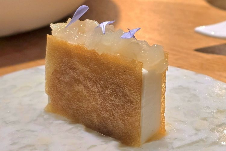 Sandwich di gelato di pecorino con pera dell’Etna candita. Ultimo dei tre amuse bouche, rilettura personale e divertente del classico abbinamento formaggio e pere, chiude la sequenza con una nota golosa e sapida
