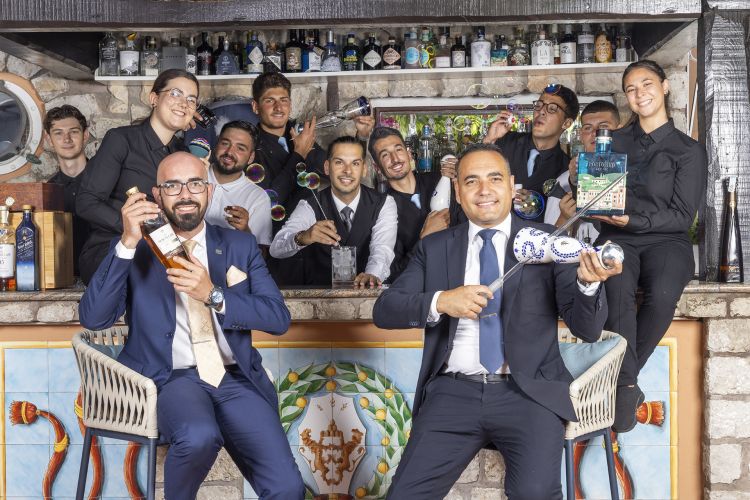 La brigata di sala del Tragara Club. In primo piano, da sinistra, il bar manager&nbsp;Oreste Ferraro&nbsp;e il restaurant manager Roberto Visone
