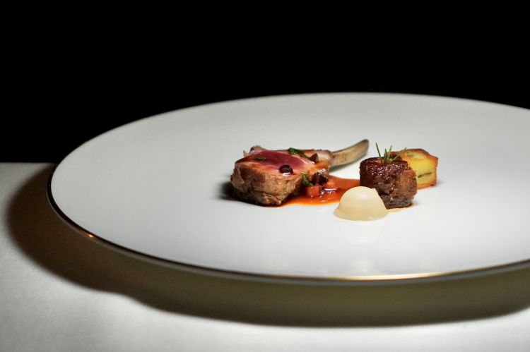 Ottimo Agnello alla brace, stracotto di spalla, patate e cremoso di verza fermentata