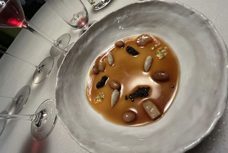Arachidi, tendini, caviale, frutto della passione e arrosto
Un piatto orizzontale e ancora socialista perché ciascuna delle materie prime fa la sua parte. L'arrosto è un ristretto, le arachidi super-tenaci, quasi dure, mentre il caviale accelera silenzioso la sapidità complessiva. La masticabilità è stimolata anche dai nervetti e dall'acidità del passion fruit. Un piatto così buono che resiste nel menu Riflessioni dal principio