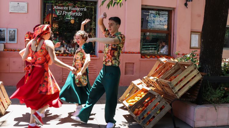Ballerini si esibiscono sui marciapiedi e nelle strade del quartiere Palermo, a Buenos Aires, per la Fiesta del Tomate