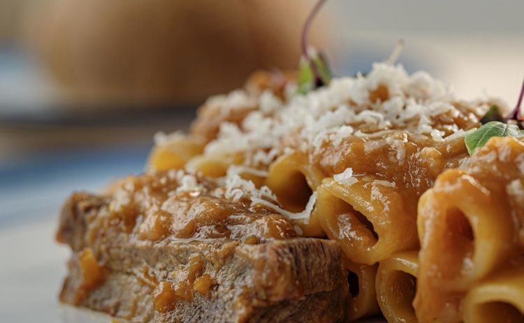 Candele alla genovese con ragù di vitello e cipolla di Montoro
