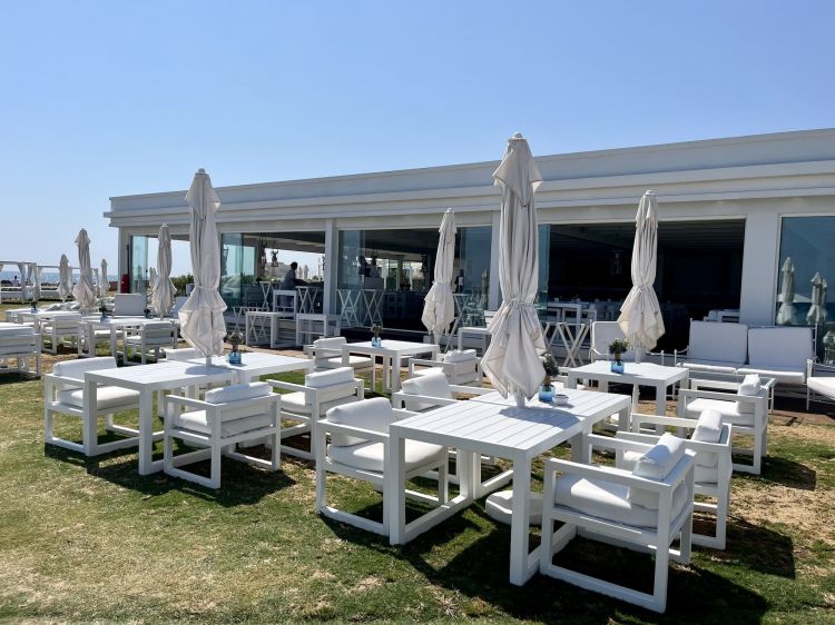 Appena fuori dal Borgo c'è Cala Masciola, il bistrot dedicato alla cucina di pesce, in uno stabilimento balneare superbo. Al principio serviva solo panini e insalate, Schingaro l'ha strutturato in una macchina efficiente con anche bar e cucina. Duecento coperti, che siedono a ogni ora della giornata, fino alle 22.30
