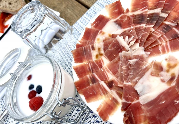 Particolare della superba colazione del Royal Hideway Resort. Specialità tra le specialità, jamon iberico - che quasi viene da pucciarlo nel cappuccino
