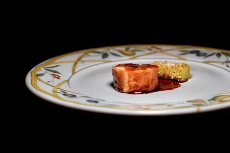 Coniglio alla ligure: una delle preparazioni simbolo del ristorante. Il coniglio viene completamente disossato: si conserva la schiena, si aprono i lombi e l’interno viene farcito con pinoli, olive, spalle e cosce dello stesso animale, anch’esse disossate. Segue una cottura a bassa temperatura, quindi una breve arrostita e la finitura con il fondo di coniglio. A fianco, una patata a castello prima sbollentata, poi passata in forno e infine rivestita con una panatura alle erbe