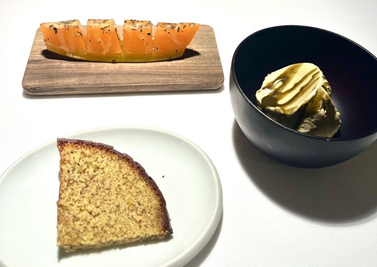 Frutta, parrozzo e gelato al pistacchio e salvia
Grande personalità, come sempre, anche negli ultimi assaggi dolci, piuttosto stereotipati nell'alta ristorazione. Il gelato è servito in porzione abbondante e il match con la salvia ci spinge a riprodurre l'abbinamento anche tra le pareti di casa