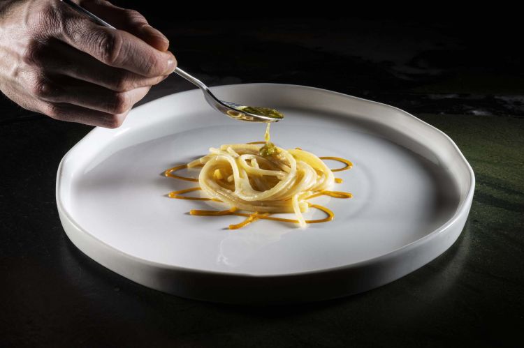Spaghetto, fiore sardo, composta di nespole e tapenade
Uno spaghetto buono e interessante, tra il lattico e l'acido, giocato su tecniche differenti di conservazione: la composta di nespole alla base, una tapenade di olive verdi in salamoia e una salsa di capperi e acciughe sott'olio. Il lattico è dato dallo spaghetto Cavalier Cocco, cotto parzialmente in acqua di pecorino affumicato di fiore sardo, ottenuta per infusione a caldo col formaggio. Il formaggio lo porta Marco Vaghi, grande affinatore del Pavese