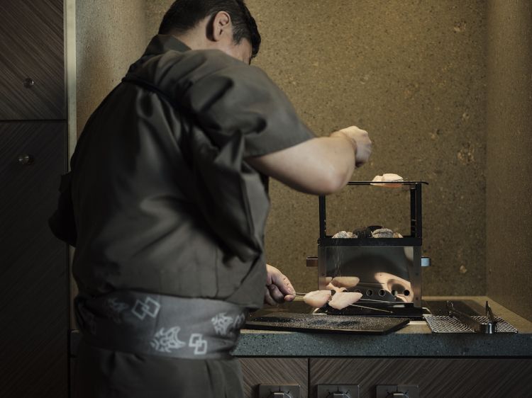 La griglia robatayaki del sushi banco
