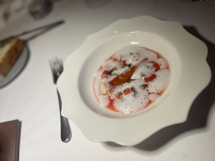 Due i menu degustazione del Gabbiano 3.0: "S'ode ancora il mare" (5 portate a 95 euro) e "Traversando la Maremma Toscana" (7 portate a 120 euro). In foto, il rinfrescante Gambero rosso, pomodori, zigoli, zenzero