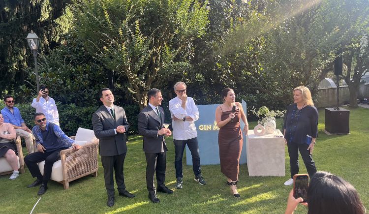 C’erano tanti ospiti alla merenda bollente (per le temperature) organizzata da Gin Mare nel Parco di Villa Sassi, sulle prime alture di Superga. A tenere banco, i food pairing concepiti da 3 pezzi da 90: Massimo Bottura, Agostino Perrone e Giorgio Bargiani, compostissimo duo di bartender del Connaught di Londra. Tortellini modenesi, gin tonic e tante chiacchiere