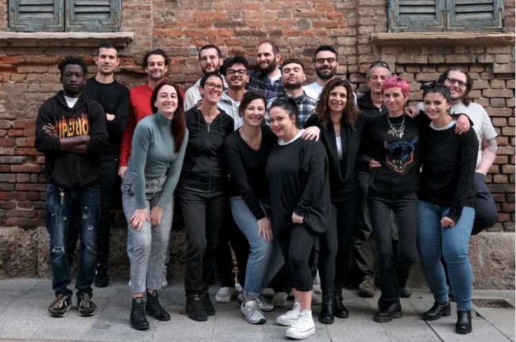 Adriano a i ragazzi che lavorano con lui tra Milano e Monza (dove ci sono due sedi: il forno di via Cavour 3 e quello di via Vittorio Emanuele II). Terza da destra, Emanuela Di Loreto, moglie di Adriano