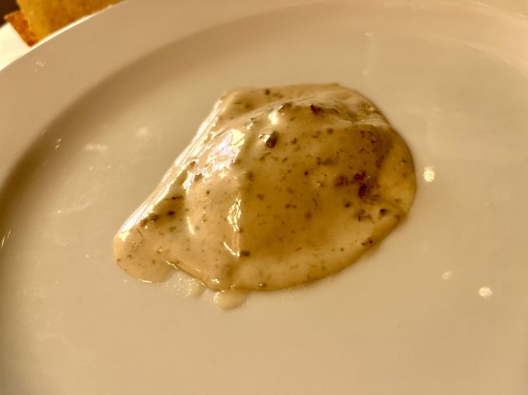 Ostia tonnata
Torna l’ostia, questa volta intinta in una gustosa salsa tonnata, con sedano
