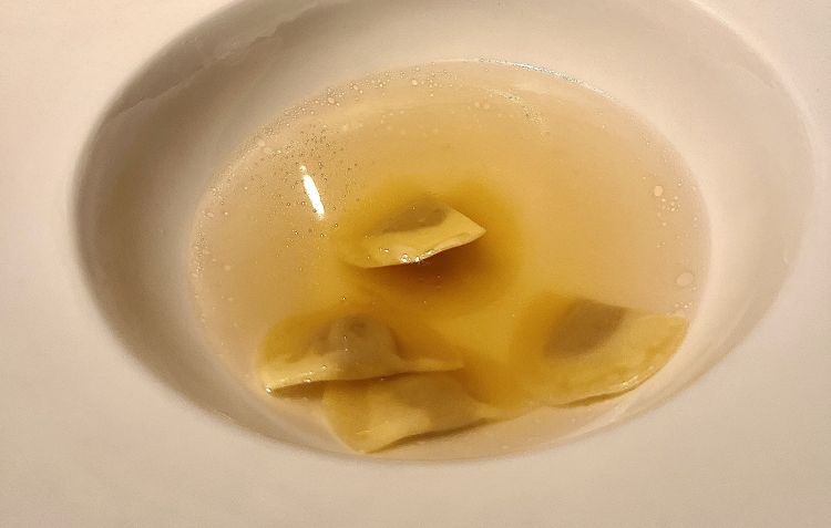 In the lamb soup (it’s been so long since we last had some!) we find a handful of ravioli filled with lamb liver pate and two drops (imperceptible, if you don’t know they’re there) of whisky. Fabulous
