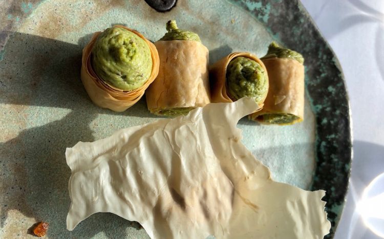 Baklava
È l’interpretazione di Aksar del noto dolcetto a base di pasta fillo, miele e frutta secca, che ha avuto origine tra Gaziantep, nel sud-est del Paese, e Aleppo, ora in Siria, due città un tempo sotto le stesso tetto dell’Impero Ottomano. Un dolce che richiede un grande expertise su lieviti e paste
