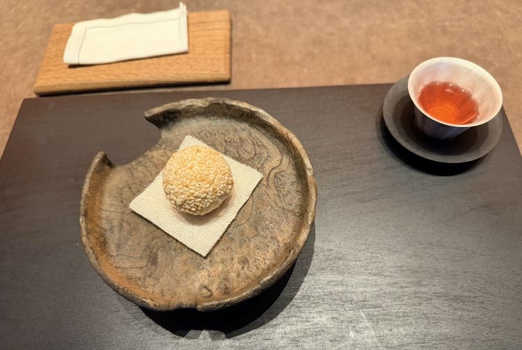 Chiusura con un soffice Taitiao, snack cinese realizzato con farina di frumento, che qui contiene anacardi. Curiosità: è la prima volta che troviamo in un assaggio del sale marino aggiunto. Nel bicchierino, c'è del tè oolong Matouyan Rougui 2025