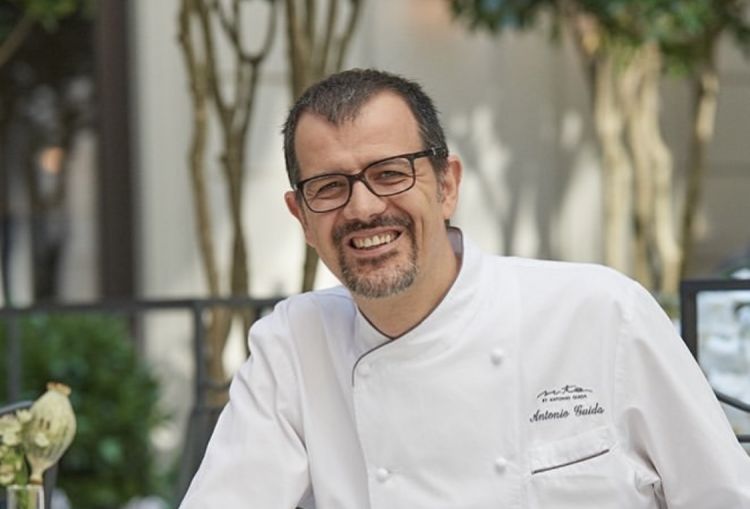 Antonio Guida, executive chef del ristorante Seta (2 stelle Michelin) e del Mandarin Garden. Chef di cucina di quest'ultimo, Francesco Vitale
