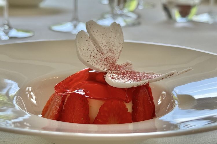 Kefir di bufala con fragole e mandorle