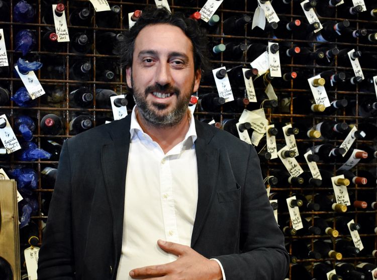 Luca Caruso ci mostra con orgoglio la preziosa cantina del Signum
