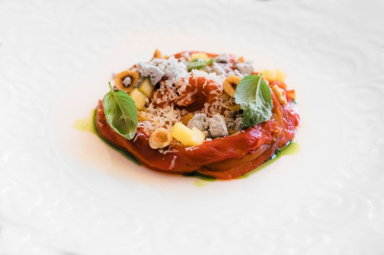 Carpaccio di peperone, blu di pecora, pesca, polvere di brace e ceci croccanti