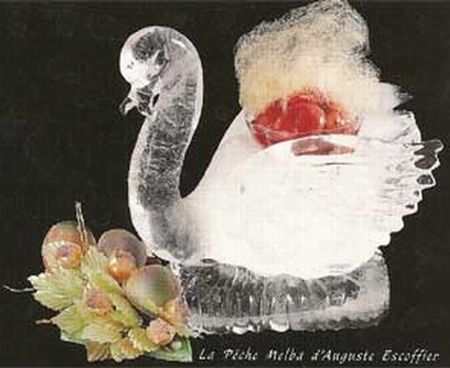 Il piatto più celebre di Escoffier, la Pesca Melba, servita al Savoy Hotel di Londra nel 1893, in omaggio alla cantante lirica australiana Nellie Melba