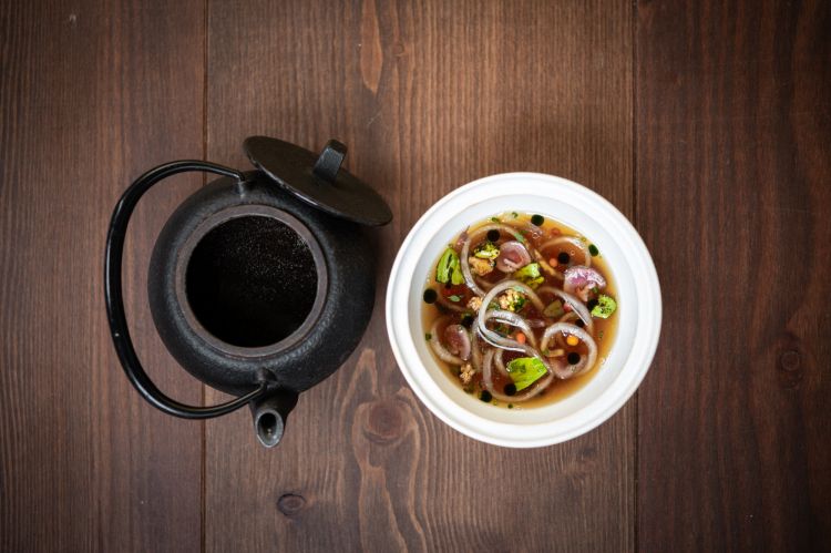 Pho di montagna, piatto del menu invernale, al debutto da pochi giorni. Il ristorante prevede un solo menu degustazione (290 euro) con eventuale abbinamento bevande (180 euro). Al costo di 35 euro l'uno, si possono aggiungere al percorso anche i Grandi Classici: Tartare di coregone, Gnocchi di rapa rossa e Tarte tatin per tutto il tavolo (foto @dalge)