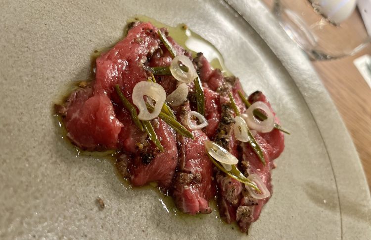 Sashimi di manzo, cozze istriane, garum di porcini e salicornia giovane