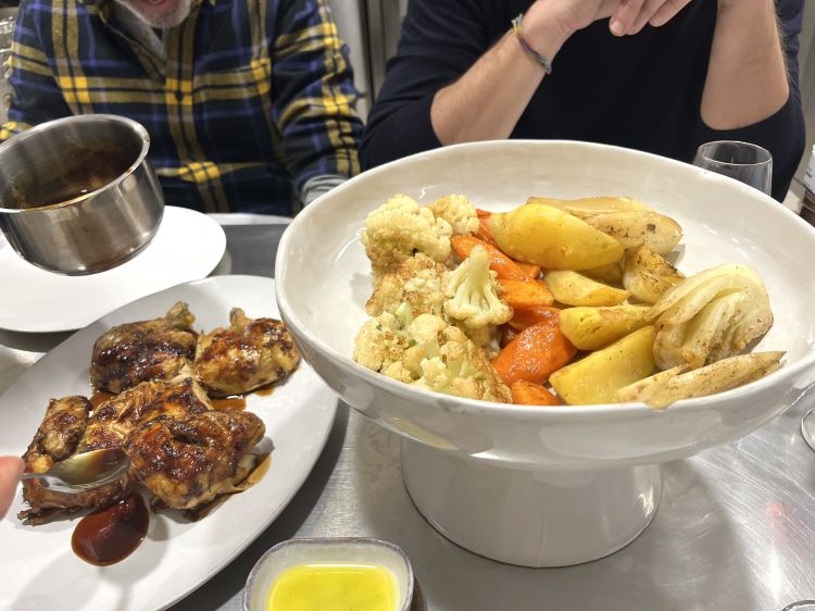 Il Pollo al pascolo per due persone, cotto al girarrosto e servito con fondo e alzatina di verdure al burro