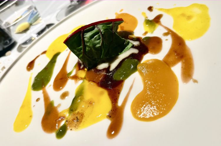 Reductions - fire and time...
“Cooking means time and fire, no shortcuts,” Tomaz has always admonished. It takes painstaking patience to package and embellish this beef cheek cooked at low temperature (it is hidden by the leaf) surrounded by reductions of carrots, chard, yellow peppers, a very small reduction (9 to 2 litres). Last touch, smoked potato soup, poured over the meat