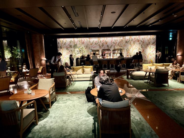Il Bulgari Bar, al 45° Piano del Bulgari Hotel. Cocktail e healthy menu