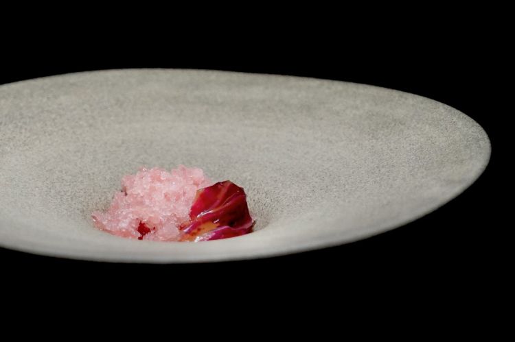 Radicchio, fragola e Campari. Un passaggio freddo pensato per ripulire il palato e interrompere il ritmo del percorso. Il radicchio porta con s&eacute; l&rsquo;amaro, la fragola aggiunge acidit&agrave; e dolcezza, mentre il Campari rafforza il carattere amaricante della preparazione. Un intermezzo rinfrescante
