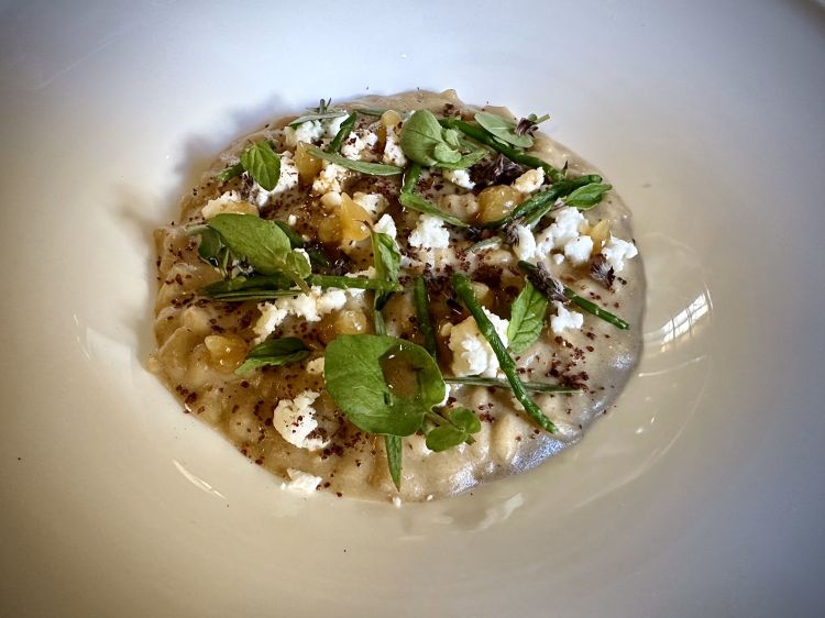 Risotto alle melanzane (cotte alla brace, pelate e ridotte in crema), feta affinata in botti di rovere (da un piccolo produttore greco), sommacco, gel di limone fermentato salato, finocchio marino, acetosella e menta: una gemma di equilibrio