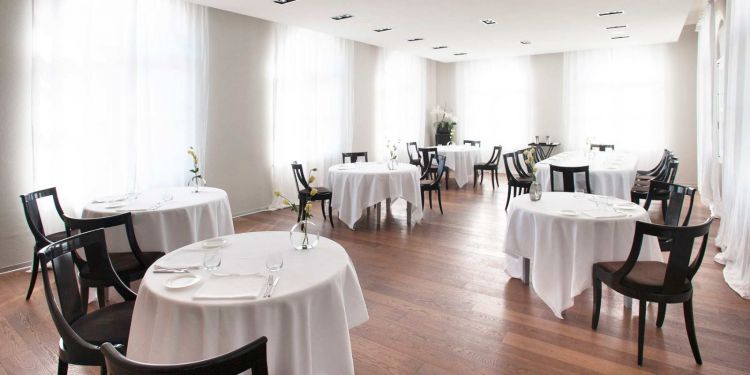 La sala dell'Enoteca. Il ristorante vanta una stella Michelin dall'anno 2000
