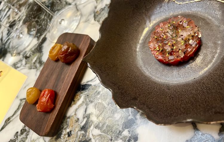 La deliziosa tartare di pomodori in un pickled a base di lime (a sinistra), jicama (patata dalla polpa bianca) e kimchi di finocchio, un tributo alle solanacee, adottate già al tempo degli aztechi (li chimavano tomatl)
