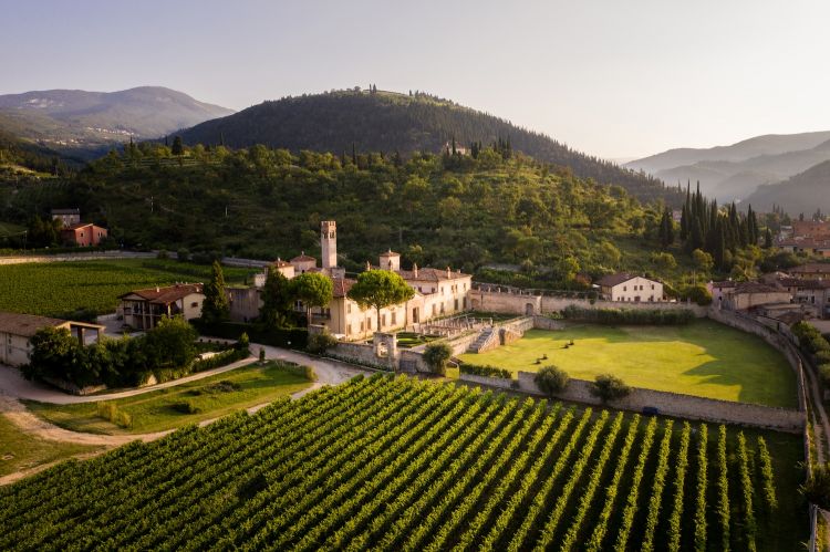 La tenuta di Villa Della Torre e, sotto, i suoi vini
