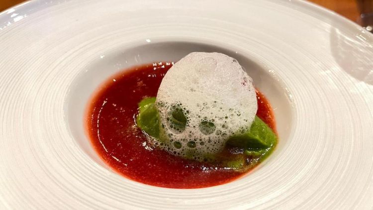 Pre-dessert: Zuppetta di fragole, sorbetto al basilico e lime e aria di wasabi. Rinfrescante
