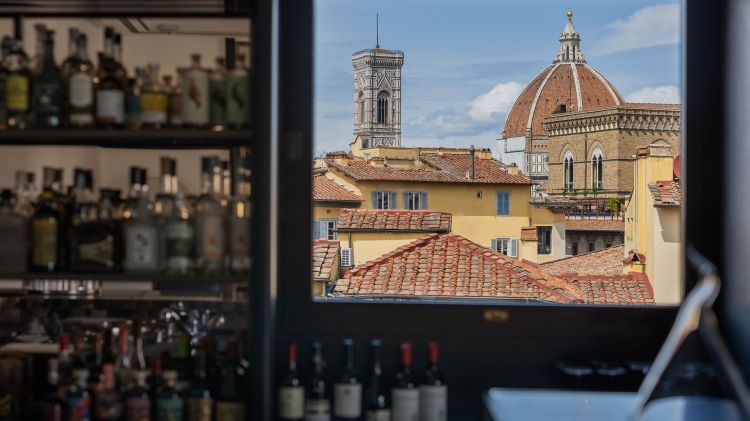 La vista direttamente dal bancone del 701 Rooftop Bar