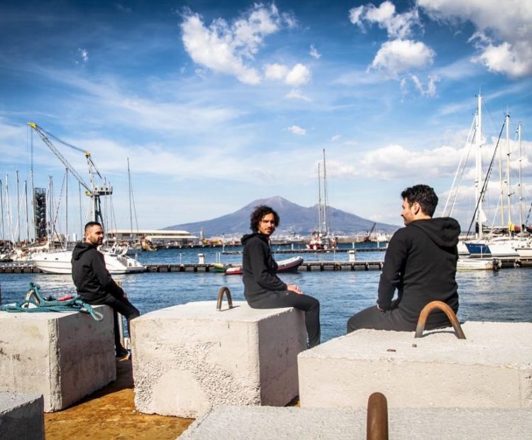 I tre fratelli davanti alle onde di Castellammare
