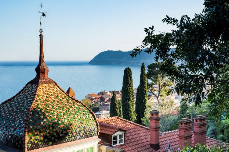 Villa Della Pergola domina Alassio, affacciata sul mar Ligure
