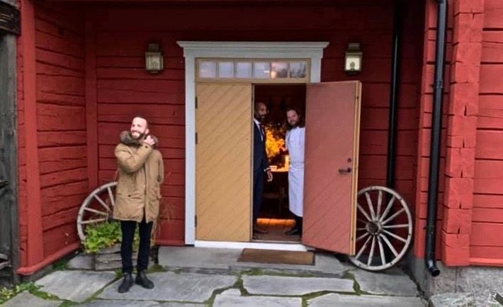 Rancati all'ingresso del Fäviken, dal quale spunta anche il volto di Magnus Nilsson. La foto è stata scattata qualche mese fa da Paolo Griffa, amico di Rancati dai tempi del Piccolo Lago
